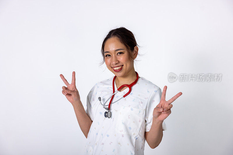 年轻的日本医生/护士在白色背景下的肖像-露出牙齿的微笑